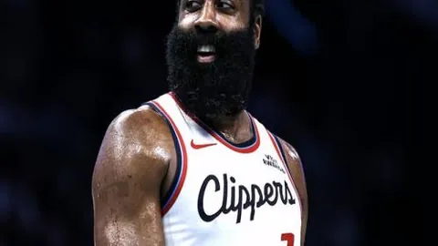 “红牌判罚引发安东尼公正性讨论，球迷质疑裁判标准”